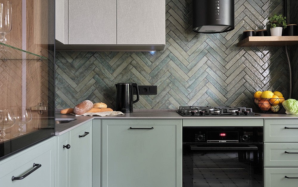 Кухня в московской сталинке в духе норвежского леса